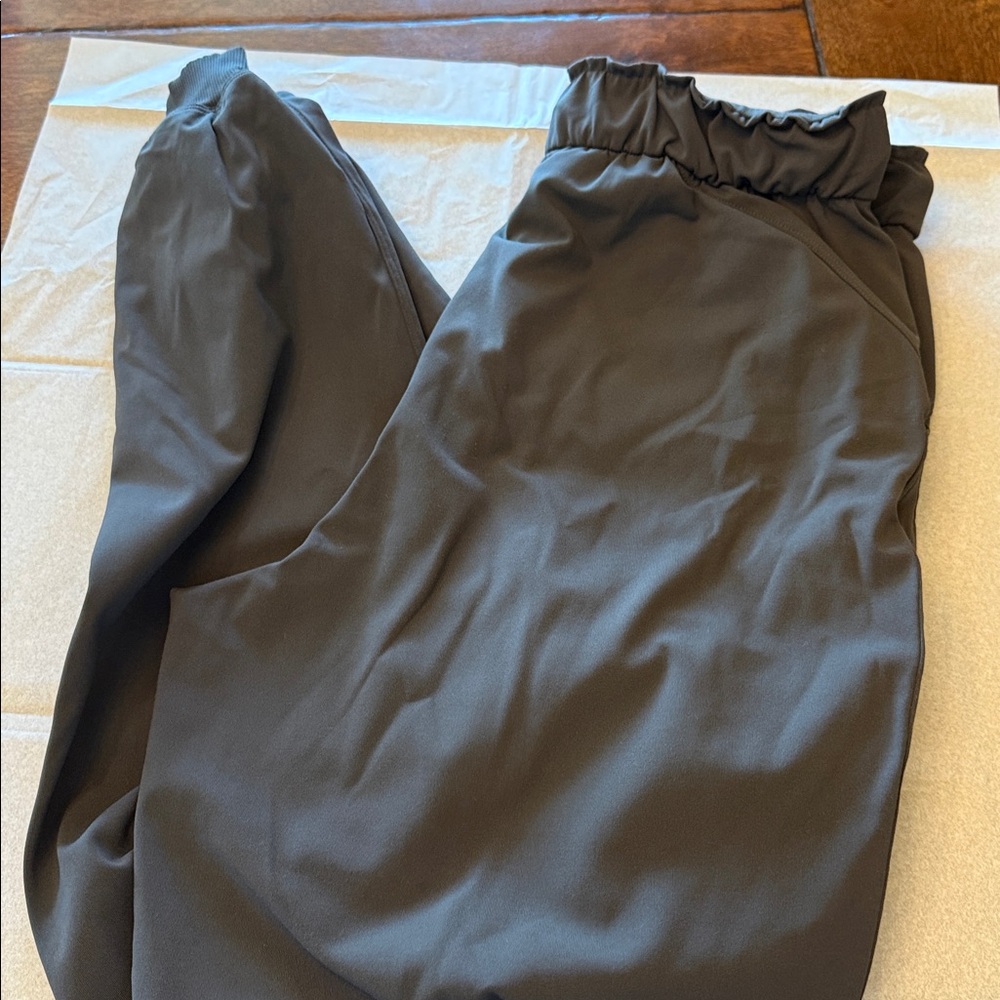 Lulu size 6 ruffle joggers gray